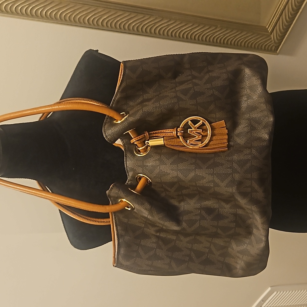Micheal Kors Bucket Bag